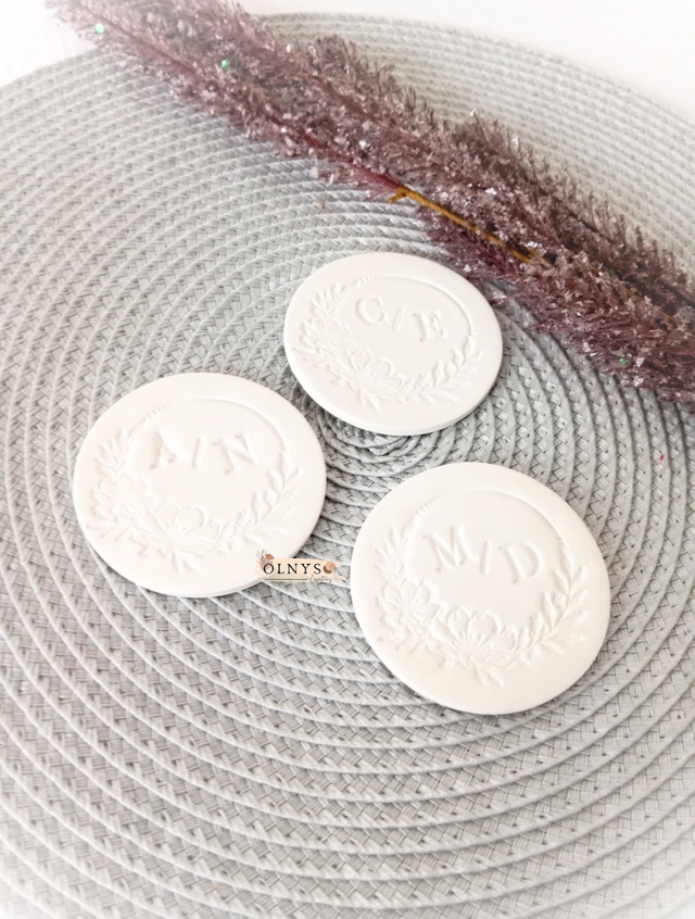 Décoration (magnet) en argile avec initiales &amp; motif floral - Cadeau Souvenir pour vos invités / Mariage