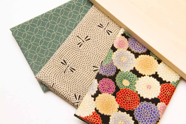 Pack de telas de libélulas en beige, flores japonesas y verde sashiko