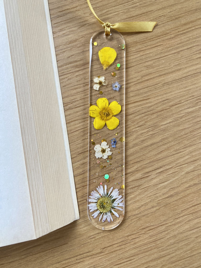 Marque page arrondi - pâquerette, bouton d'or, spirée, myosotis