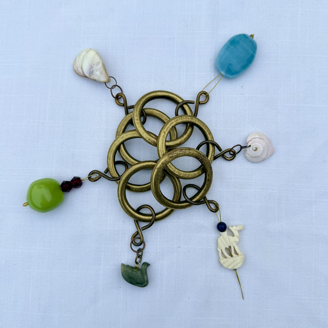 Messing servetring met groene kraal