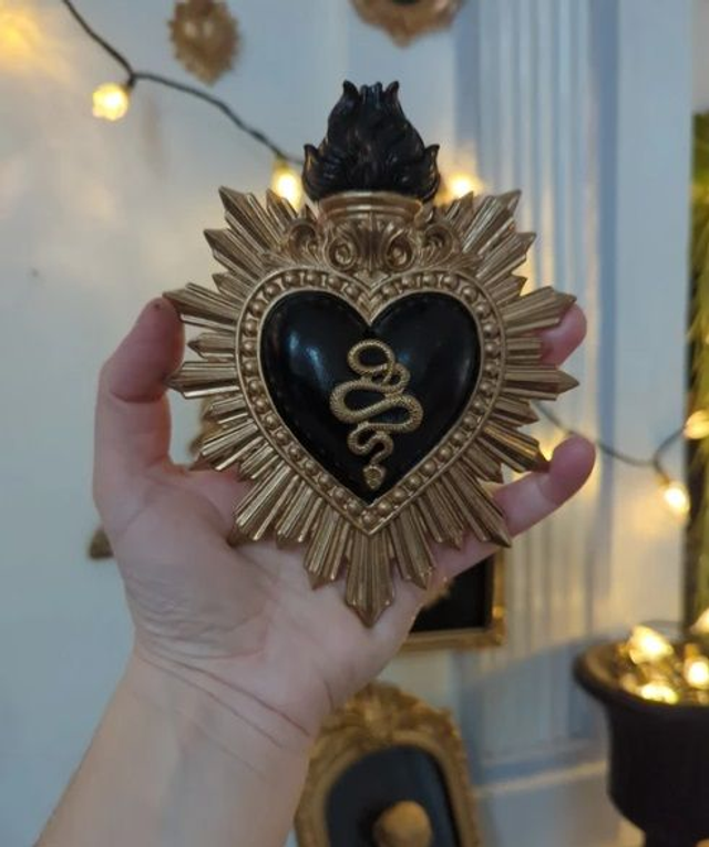 Décoration murale - cœur ex-voto noir et doré - serpent