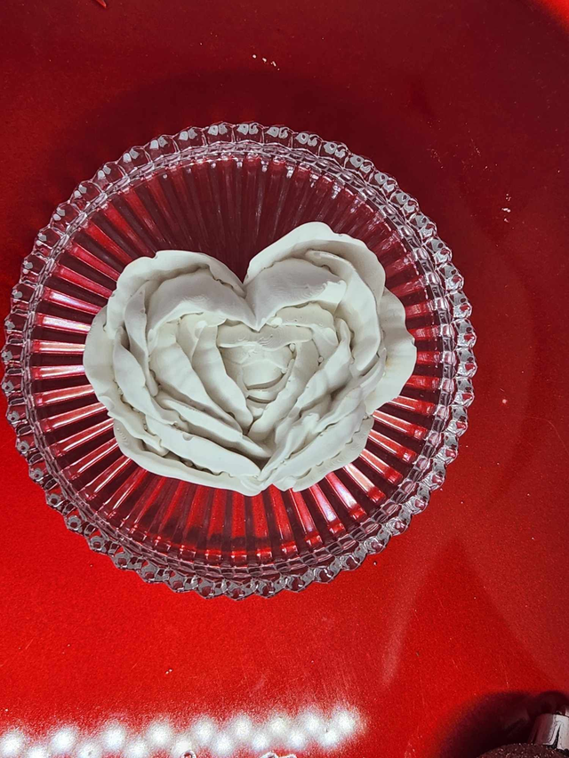 Pureté Éclatante 3 : Fleur en en coeur Jesmonite Blanche sur sucle en verre dentelle - Décoration et Diffuseur de Parfum