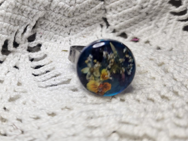 Bagues fleurs pensée fond bleu