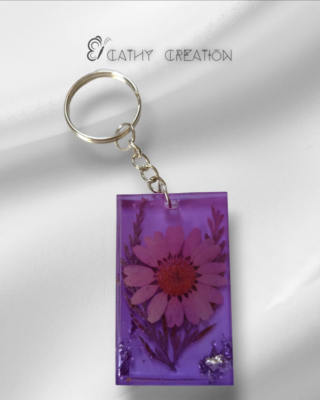 Porte clés avec inclusion de fleur et feuilles argentées 