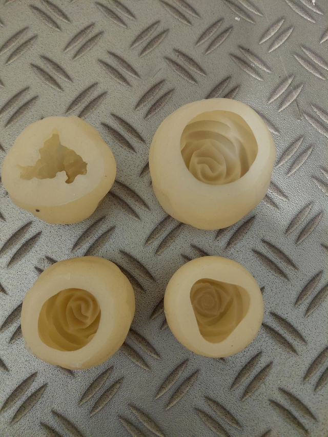 Moules fleurs x1 lot de disponible ( 4 moules dans 1 lot ) 