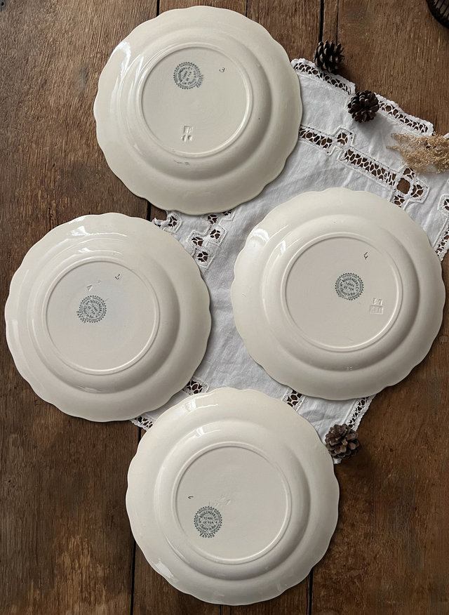 PAVOTS GRIS-VERT - Suite de 4 assiettes plates modèle Pavots par la manufacture française Choisy le Roi (H. Boulenger) - Terre de Fer