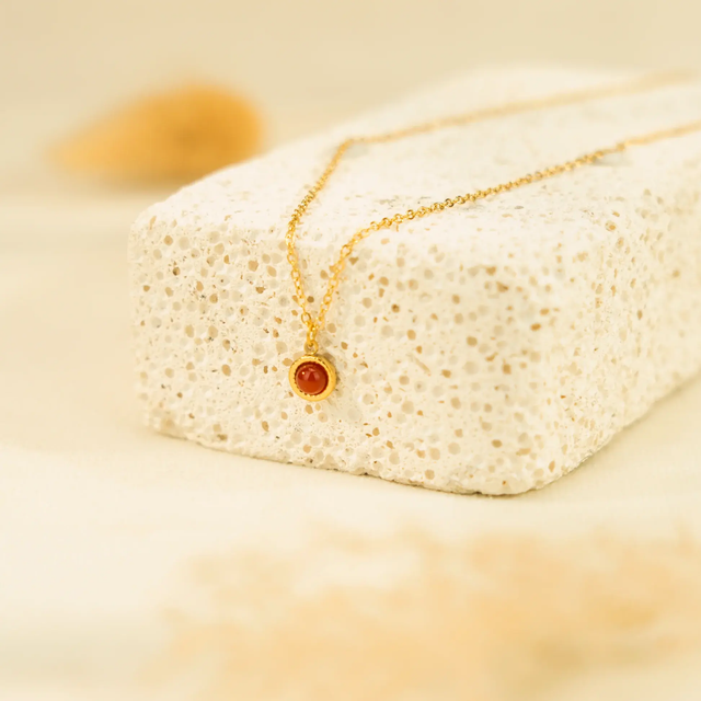 Collier chaîne simple avec pendentif cristaux rouge