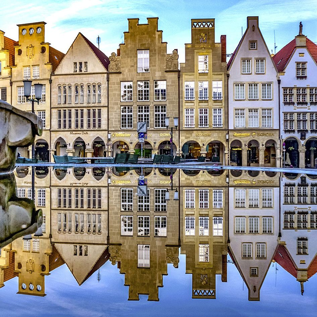 Lambertibrunnen mit Spiegelung