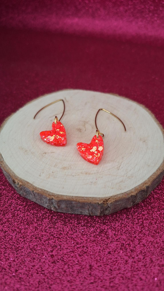 Boucles d&#039;oreilles crochet dorées, cœurs asymétriques corail 