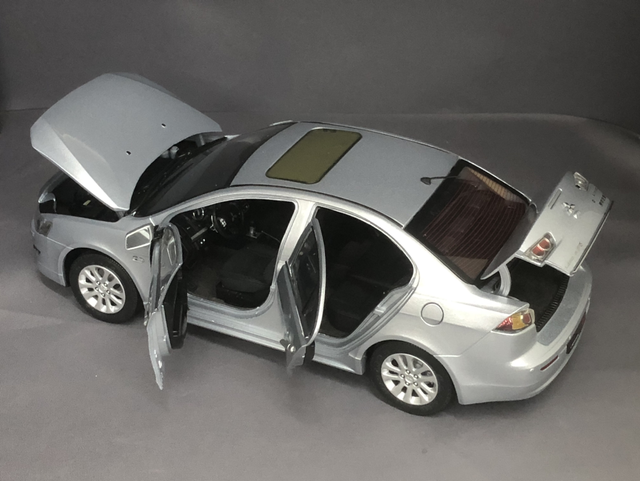 Mitsubishi Lancer Paudi Model 1:18