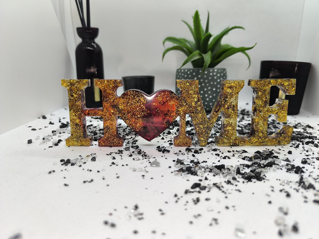 Décoration &quot;HOME&quot; paillettes dorée, rouge et pétales de rose 