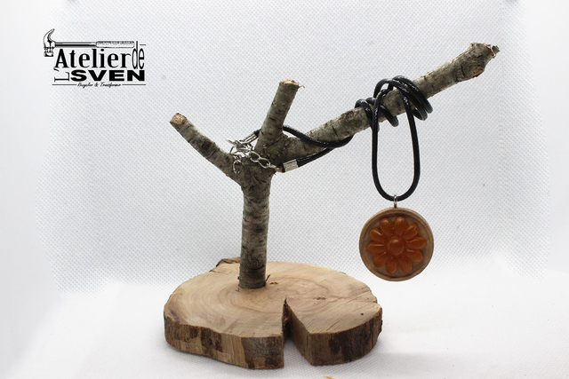 Pendentif Fleur Bois &amp; Résine - Couleur  ORANGE