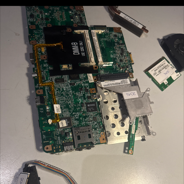 1150-Dell Laptop Mainboard Ersatzteil-Set / Bastler-Konvolut mit Lüfter, Kühler & WLAN-Karte