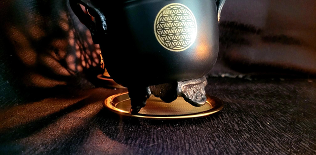 Chaudron en fonte avec Tamis – Fleur de Vie & Triple Lune – 3 pieds + brosse offerte