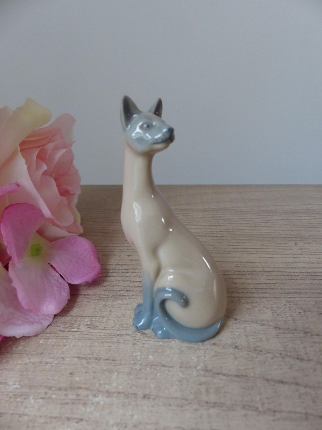 Vintage chat siamois beige et gris en céramique Franklin Mint Valence 1986 Cabinet de Curiosités, Chat de race assis miniature collection