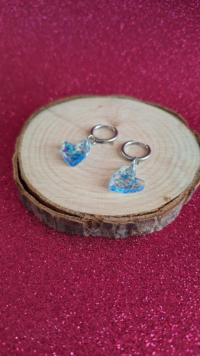 Créoles argentées pampilles cœurs asymétriques paillettes bleues holographiques 