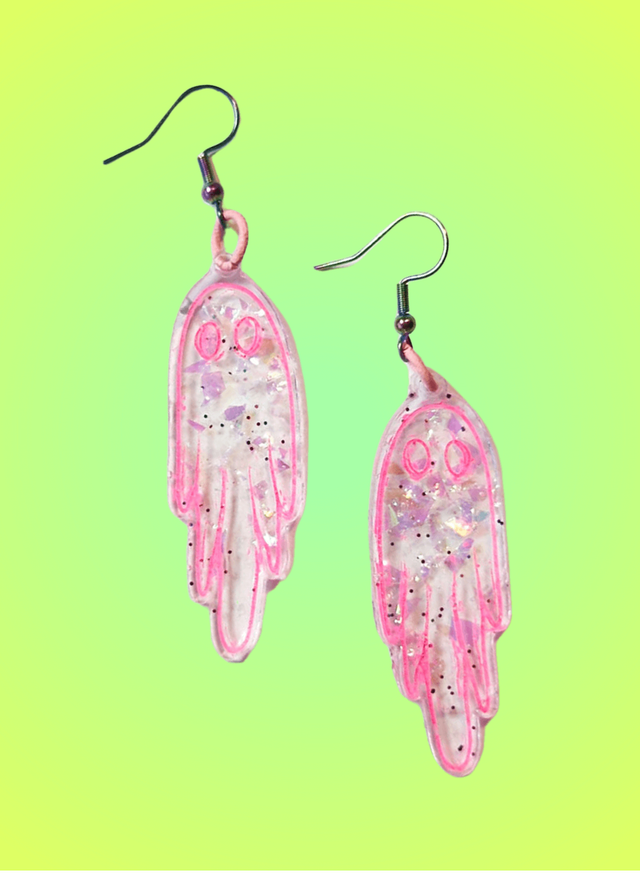 Pretty Spooky, Neonpinkit haamukorvikset