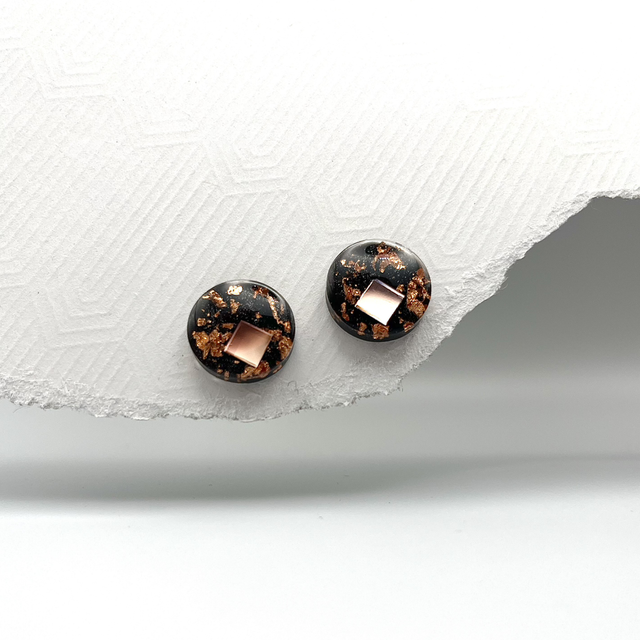 Copper Mirror – Schwarze Resin Ohrstecker mit Kupferflocken