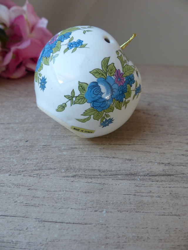 Boule Diffuseur de Parfum en Céramique Vintage – Pot Pourri Suspendu Forme Pomme, Décor Floral Bleu et Rose, Intérieur Féminin et Élégant