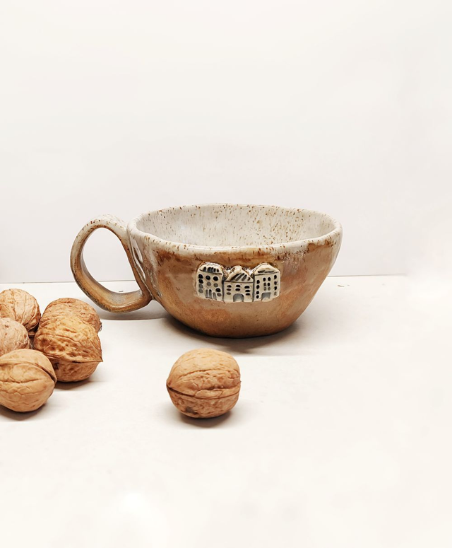 Filiżanka ceramiczna z mini domkiem w środku 2