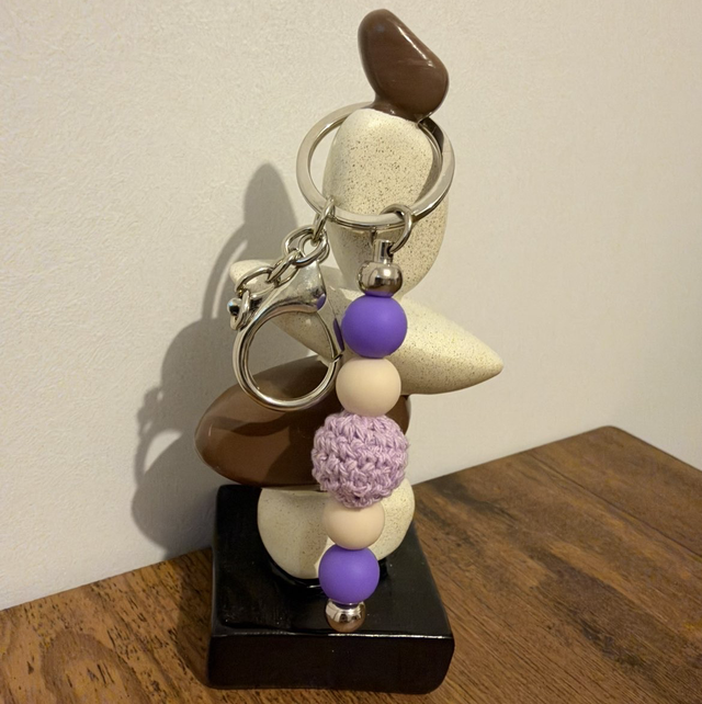 Porte-clé crocheté – Violet &amp; Bois