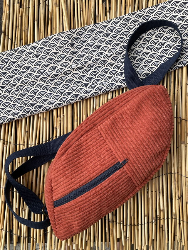 Sac banane original : design unique asymétrique. Velours côtes larges