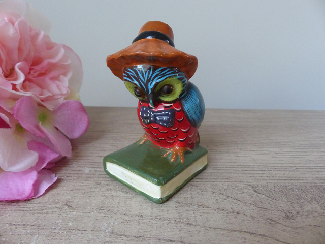 Petite Chouette Hibou Savante avec Chapeau sur Livre Céramique Vintage 1970, Chouette Hibou Jardinier, Cadeau Décoration Bureau Bibliothèque