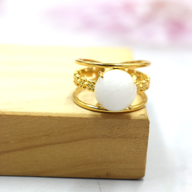 Bague avec pierre centrale réglable 