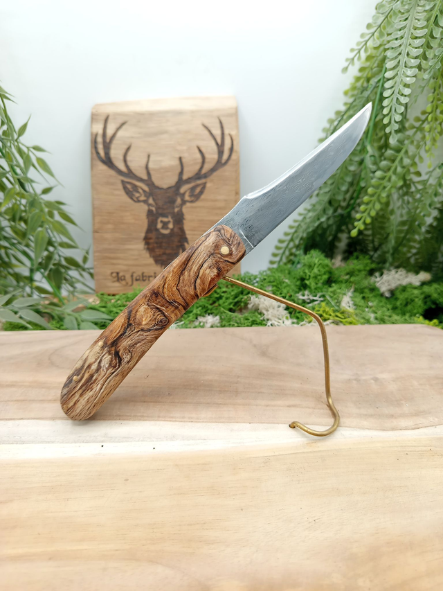 Couteau pliant à friction artisanal “Le Cerf” – Édition Prestige n°004 – lame damas VG10 – manche loupe de hêtre stabilisée – platines cuivre