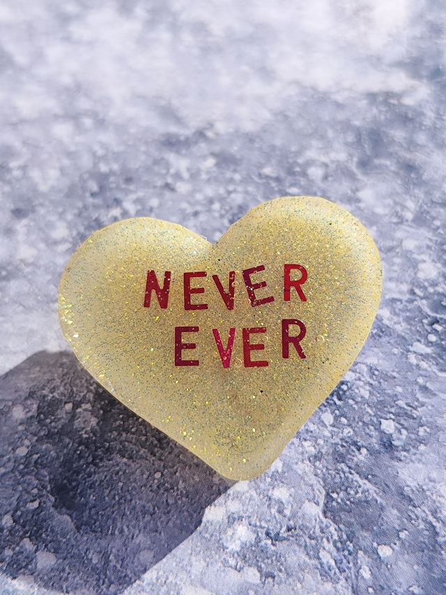 Broche cœur à paillettes - message : NEVER EVER