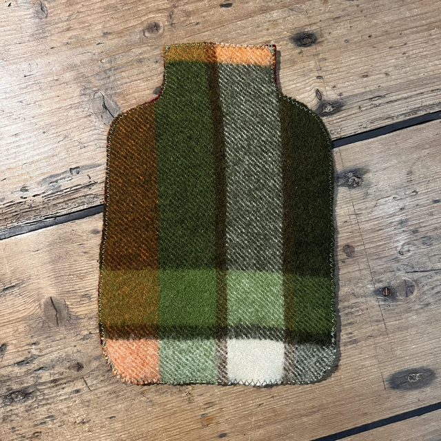 Groene kruikzak met rode achterkant.