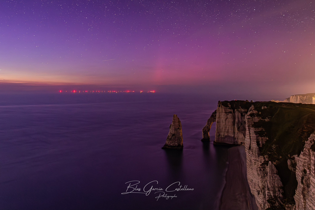 Etretat sous les aurores boréales 