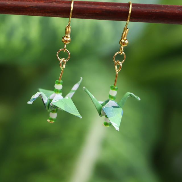 Origami Ohrringe mit gefaltetem Kranich, mit hypoallergenem goldfarbenem Ohrhänger aus ionenbeschichtetem Edelstahl, grün-weiß