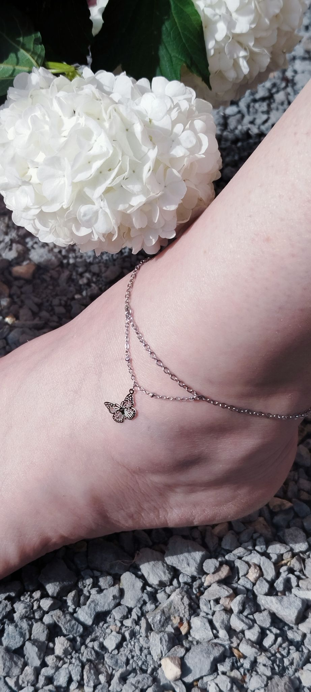 Chaîne de cheville en acier inoxydable ornée d&#039;un pendentif &quot;papillon&quot;.