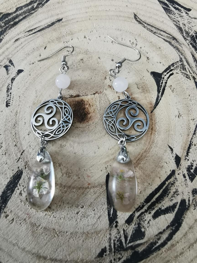 Triskels argent, quartz rose et fleurs roses