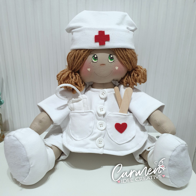 Bambola infermiera seduta