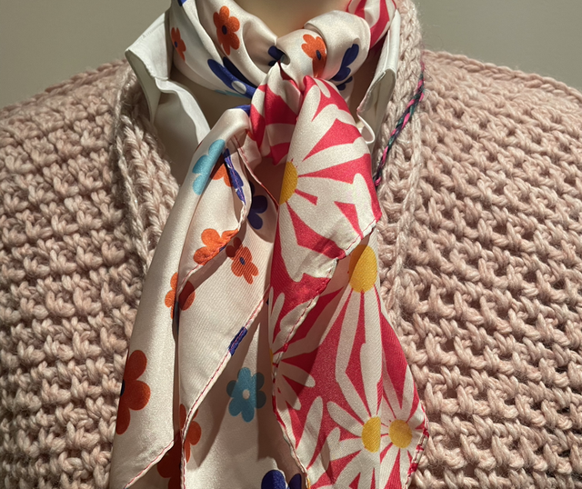 Sjaal 70 x 70cm voor om je hals of als riem. Must have 2025!!!