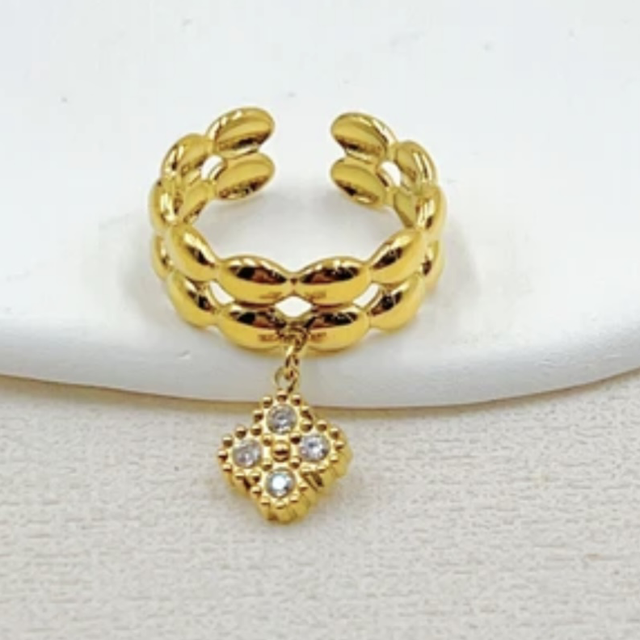 Bague doré avec pendentif 