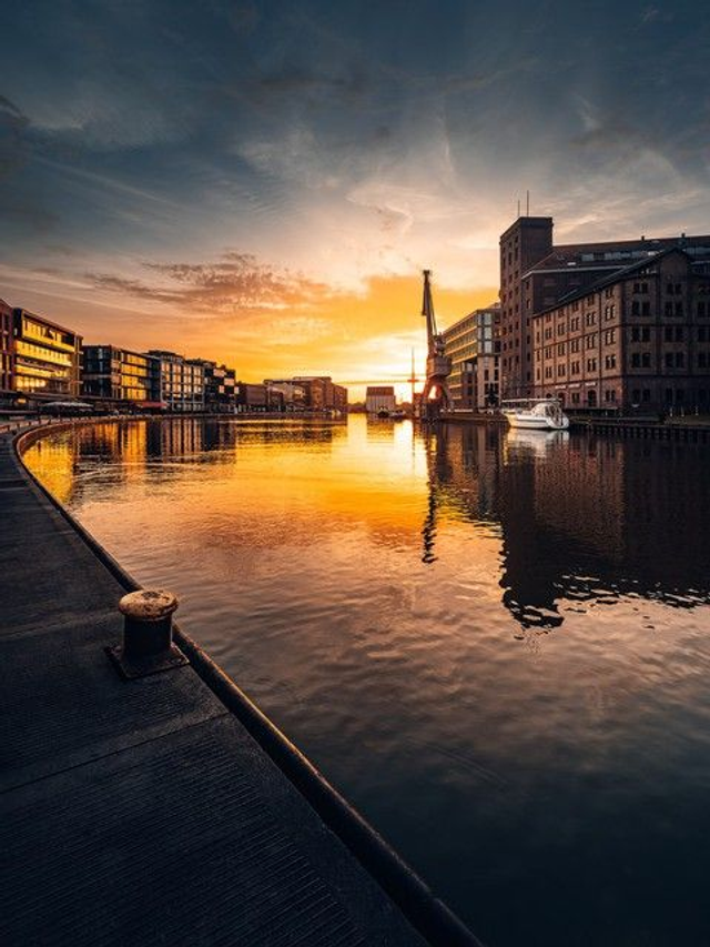 Hafenbecken bei Sonnenuntergang