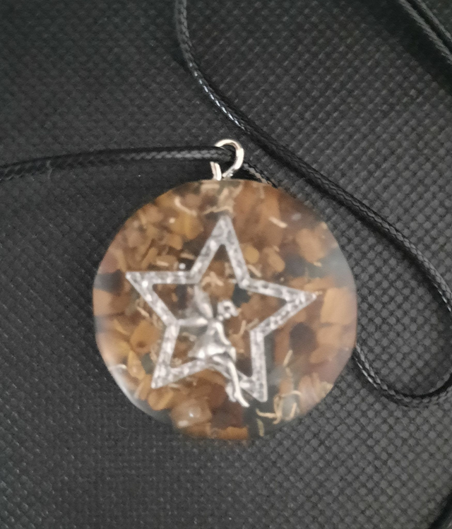 Pendentif Médaillon Orgonite Aventurine verte / Oeil de tigre