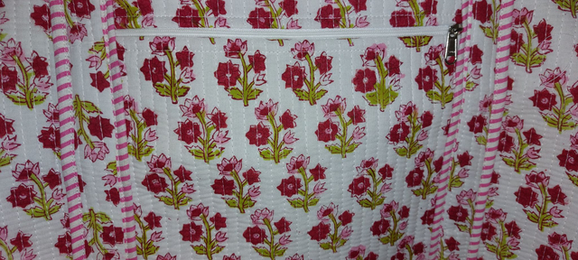 Sac de sport ou de week-end matelassé – Coton imprimé à la main - Grand format pour voyages - Motif floral rose, rouge,vert, blanc