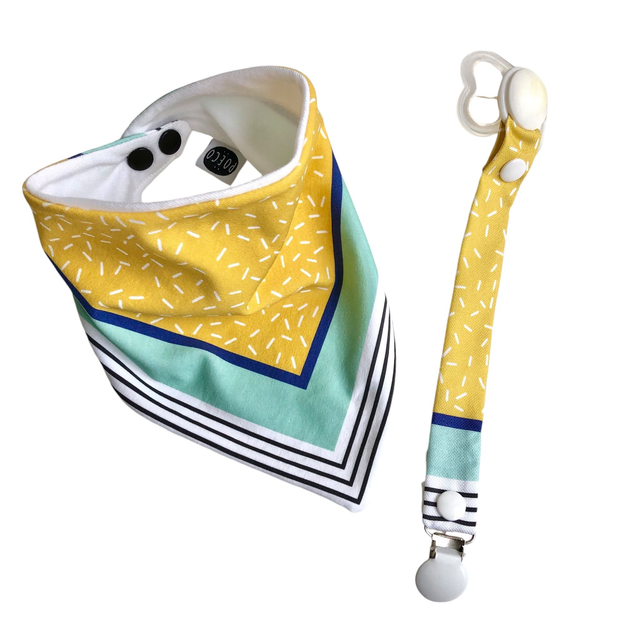 Coffret bavoir bandana + attache tétine - jaune, bleu et vert clair