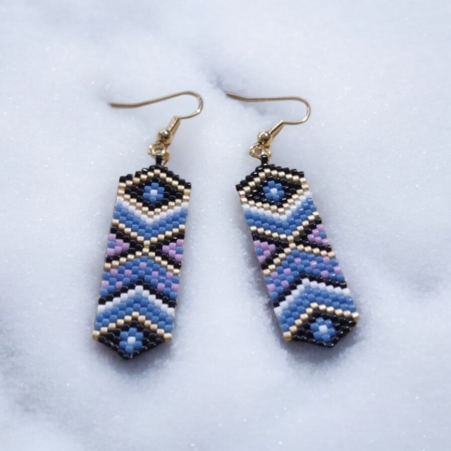 Boucles d'oreilles longues bleu, noir, blanc, or et mauve