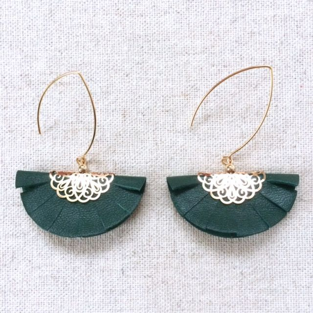Boucles d’oreilles « Farandole » dorées, cuir vert sapin