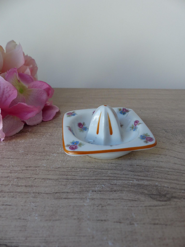 Ancien petit presse agrumes en porcelaine de Limoges France, presse citron avec fleurs bleues et roses, décoration table apéro dinatoire