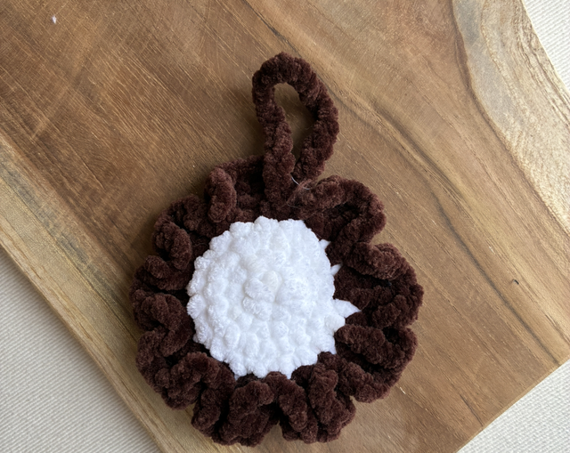 Porte clé fleur pétales marrons 