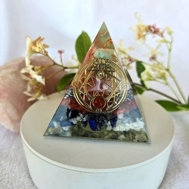 Orgonite pyramide soleil et lune doré et amazonite