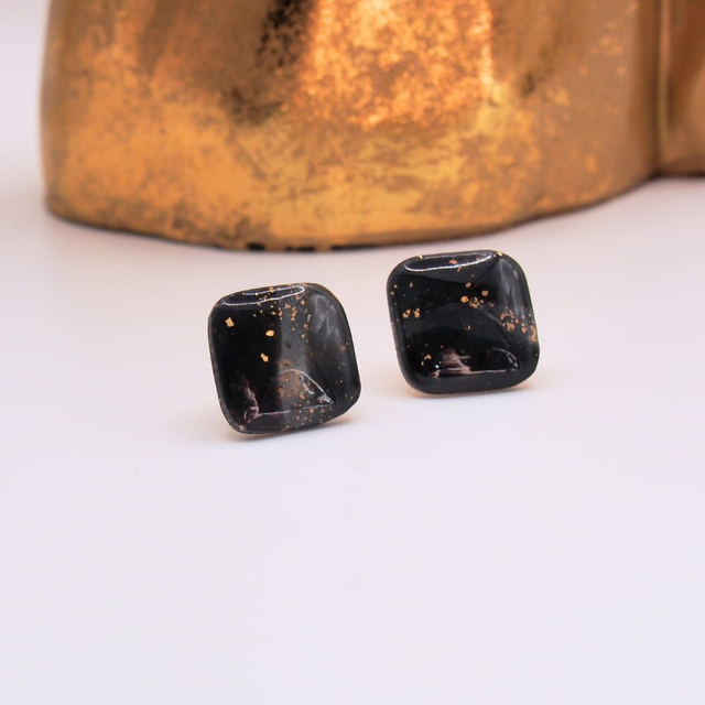 Mini boucles d&#039;oreilles fait main noir marbré carré hypoallergéniques