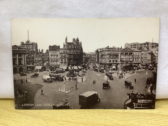 Piccadilly Circus, London -  Vintage Postcard  C.F. Castle's Lesco Series Our Ref A121 £2.25
