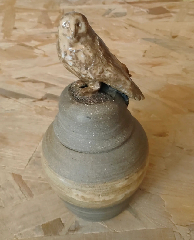  “La veilleuse des ombres”**  **Boîte en grès avec chouette en céramique – sculpture artisanale – pièce unique**